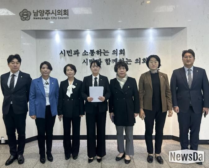 여성청소년 생리용품 보편지급 사업참여 촉구 성명서를 발표하는 남양주시의회 더불어민주당 의원들<Ⓒ 남양주시의회 더불어민주당>