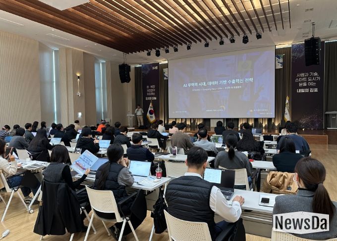 김포시가 지난 20일 김포제조융합혁신센터에서 ‘글로벌 무역데이터로 여는 수출의 문, 바이어 발굴 실전 전문교육’을 실시했다