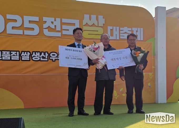 김포금쌀 생산을 위해 지속적인 노력을 기울이고 있는 이경재 쌀전업농경기도연합회 회장이 지난 20일 대통령상을 수상했다.