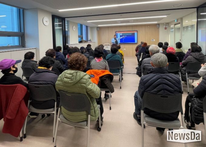 20일 철산건강생활지원센터 건강교육실에서 '우리동네 건강강좌'를 진행하고 있다.