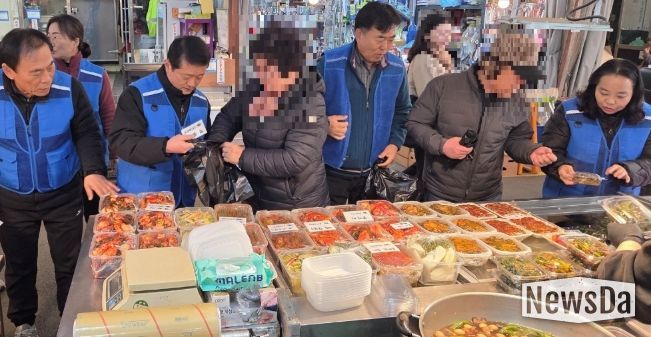 광명시 광명5동 지역사회보장협의체는 지난 20일 위원들과 1:1로 매칭된 독거어르신들이 새마을시장 내 반찬가게에서 반찬쿠폰으로 반찬을 구입하며 외출과 교류의 시간을 갖는 ‘CMS 반찬사업’을 진행했다.