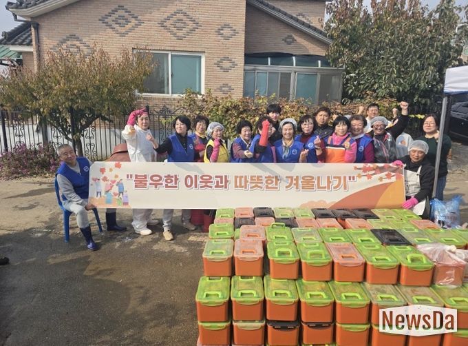 자유총연맹 안중분회, 손맛 담긴 1천 포기 김장으로 따뜻한 겨울 나눔 실천