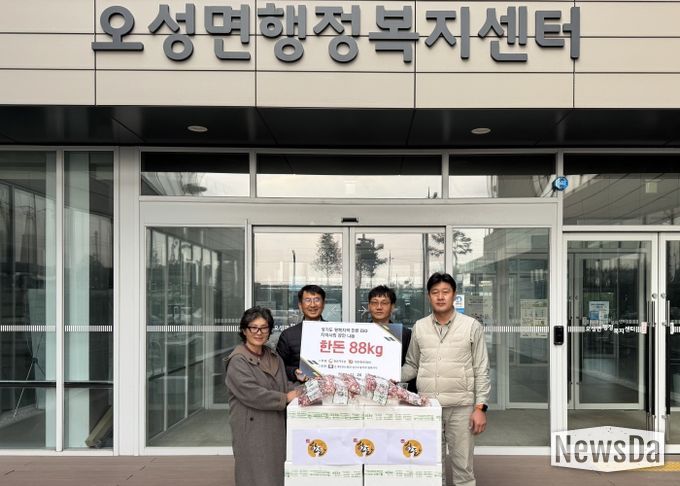 왼쪽부터 해림농장 최인희 사장, 강성식 오성면장 / 대한한돈협회 평택지부 조양연 부지부장, 박성철 이사