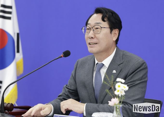 정명근 화성특례시장이 대한민국특례시시장협의회장 자격으로 회의를 주재하고 있다