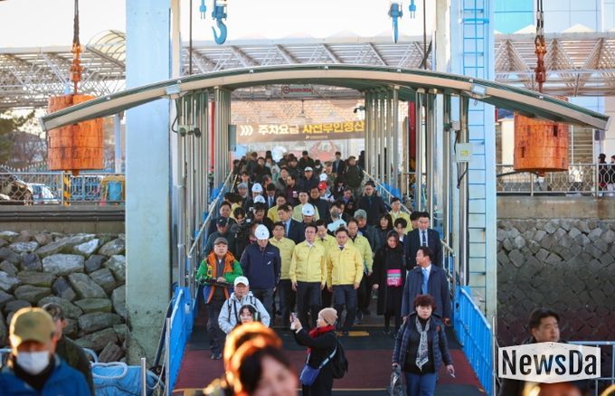 김민석 국무총리가 21일 동절기 해양안전사고 예방 점검차 인천 중구 연안여객터미널을 방문, 이용실태를 확인하고 있다.