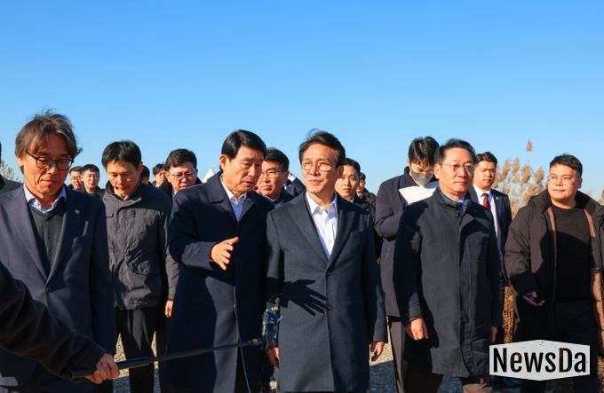 김민석 국무총리가 21일 인천 서구 수도권매립지를 방문, 3-1매립장 위생매립 현황 및 2매립장 상부공간 활용대책에 대해 브리핑을 받으며 점검을 하고 있다.