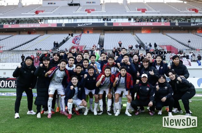 11월 22일 서울 원정경기에서 승리한 김천상무 선수단이 승리샷을 찍고 있다