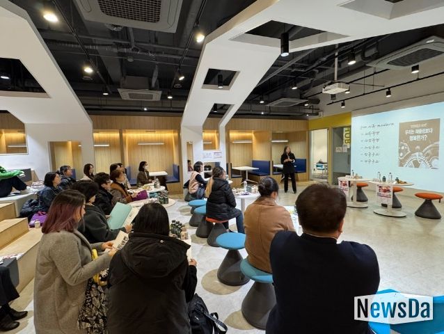 수원특례시가 수원지속가능발전협의회, 아주대학교 RISE사업단과 함께 청책(聽策) 포럼 ‘편견과 차별 너머’를 열고 있다.