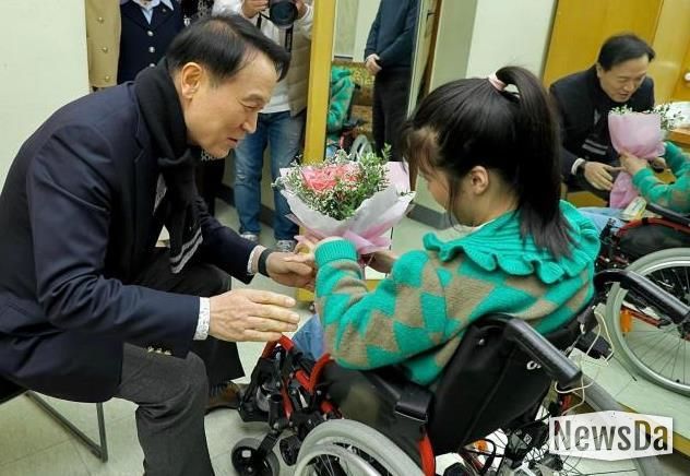 경기도교육청 장애인식개선 창작뮤지컬 ‘위리’ 출연 장애학생을 격려하는 임태희 교육감 사진