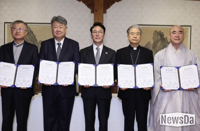 김민석 국무총리가 24일 삼청동 총리서울공관에서 열린 제1차 정부-종교계 생명존중 원탁회의를 갖기에 앞서 협약식을 하고 있다.