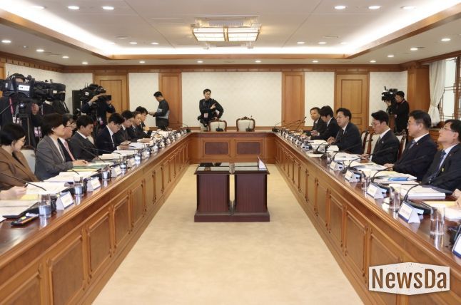 김민석 국무총리가 24일 세종대로 정부서울청사에서 열린 과학기술관계장관회의를 주재하고 있다.