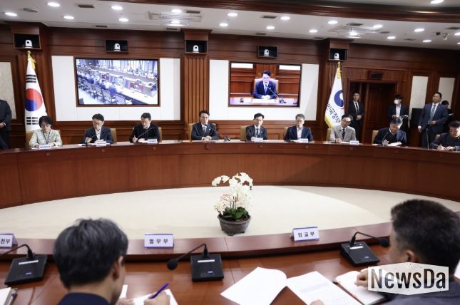 김민석 국무총리가 24일 세종대로 정부서울청사에서 열린 헌법존중 정부혁신 TF 간담회를 주재하고 있다.