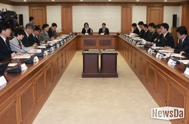 김민석 국무총리가 25일 세종대로 정부서울청사에서 열린 미세먼지특별대책위원회를 주재하고 있다.