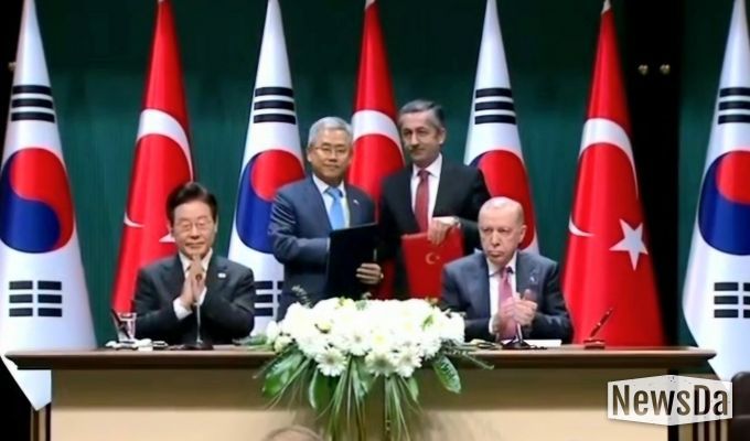 튀르키예 대통령궁에서 양국 정상 임석하에 MOU 체결(왼쪽부터 대한민국 대통령 이재명, 한국전력 사장 김동철, 튀르키예 원자력공사 사장 네자티 야마치, 튀르키예 대통령 에르도안)