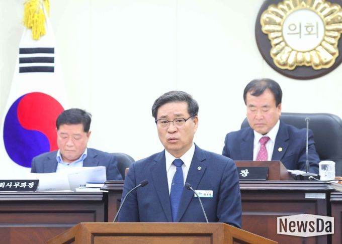 진병영 함양군수는 25일 제296회 함양군의회 제2차 정례회에서 2026년도 예산안을 제출하며 내년도 군정 운영 방향을 밝혔다.