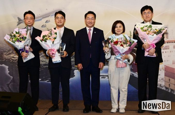 유정복 인천광역시장이 25 연수구 쉐라톤호텔에서 열린 '2025년 인천광역시 물류의날' 행사에서 물류발전대상 시상을 하고 있다.