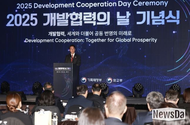 김민석 국무총리가 25일 중구 플라자호텔에서 열린 개발협력의 날 기념식에 참석, 기념사를 하고 있다.