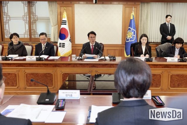 김민석 국무총리가 25일 세종대로 정부서울청사에서 열린 아동정책조정위원회를 주재하고 있다.