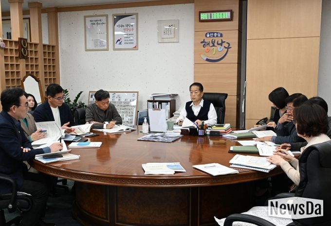 26일 서동욱 남구청장이 구청장실에서 열린 제29회 울산고래축제 결과보고회에 참석해 회의를 주재하고 있다.