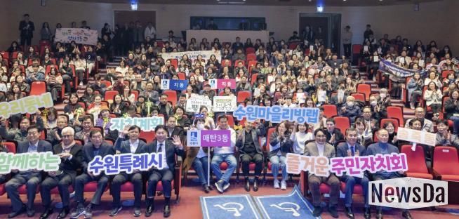 행사 참석자들이 단체 사진을 촬영하고 있다.