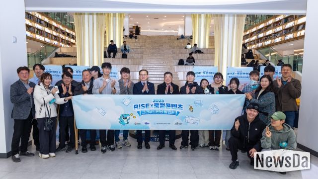 경상국립대학교 가좌캠퍼스 도서관에서 운영된 ‘RISE×로컬콘텐츠 크라우드펀딩 팝업존’ 전시 및 체험 현장 모습. 박명균 경남도 행정부지사, 권진회 총장 일행이 11월 25일 현장을 방문해 관계자들을 격려했다.