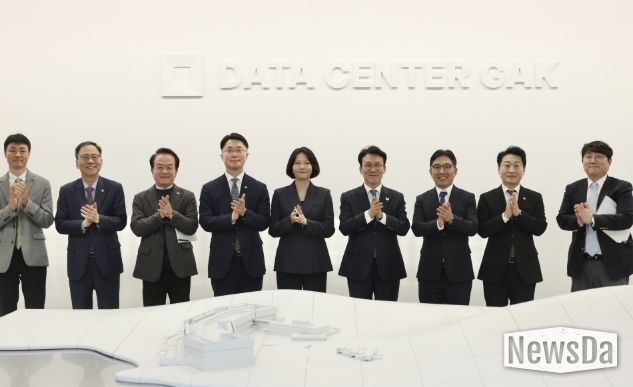 김민석 국무총리가 27일 세종 행복대로 네이버데이터센터 각 세종에서 열린 현장 간담회를 주재하고 있다.