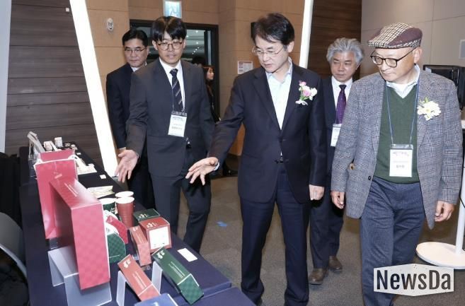 이동환 고양특례시장이‘2025 인쇄기술경진대회’수상 작품을 살펴보고 있다.