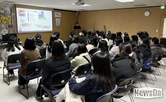 안산시 청년인턴사업 참여자들이 27일 국민연금공단 안산지사에서 하반기 기업탐방 프로그램을 진행하고 있다.