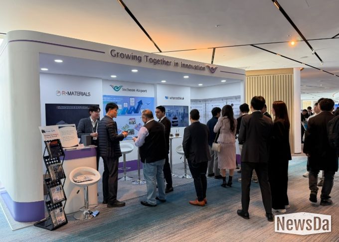 지난 27일 부산 시그니엘 호텔에서 열린 ‘Airports Innovate 2025’에 인천국제공항공사가 참석해 공사가 육성한 스타트업들의 홍보 마케팅 부스를 운영하고 있다.