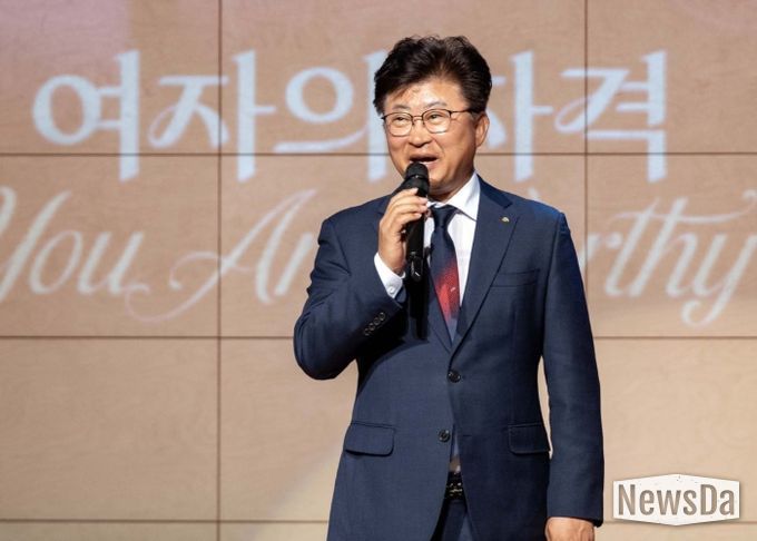 최충규 대덕구청장이 27일 한남대학교 서의필홀에서 열린 ‘대덕구여성합창단 정기연주회’에 앞서 인사를 전하고 있다.