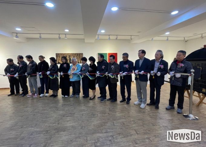 ‘2025 경기 고양 공예품 전시회’개막 테이프 커팅식