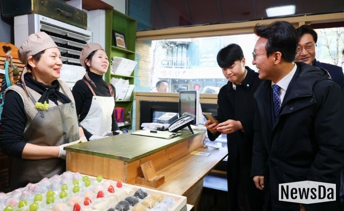 김민석 국무총리가 28일 대전 중구 대흥동 제과점을 방문, 상인과 대화를 나누고 있다.