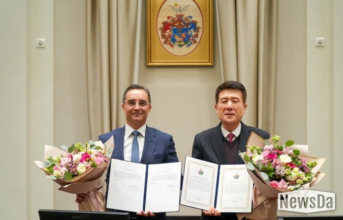 포항시는 지난 28일(현지시간) 헝가리 제2의 도시 데브레첸시와 배터리 산업을 중심으로 한 미래 신산업 협력 및 인재·문화 교류 확대를 위한 우호교류 협약(MOU)을 체결했다.