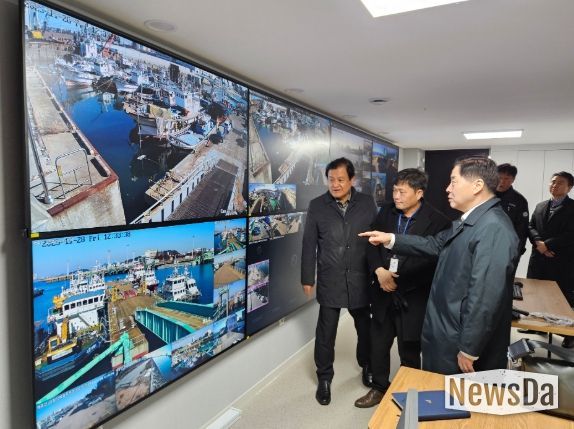 인천항만공사 이경규 사장이 ‘인천항 통합관제 시스템’을 점검하고 있다 / 사진 제공 = 인천항만공사