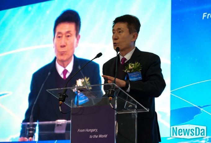 난 28일(현지시간) 헝가리 데브레첸에서 열린 에코프로 헝가리 양극재 공장 준공식에 참석한 이강덕 포항시장.