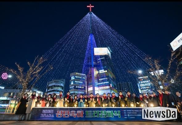 김동근 시장이 11월 28일 의정부역 동부광장에서 열린 성탄트리 점화식에서 참석자들과 기념사진을 찍고 있다.