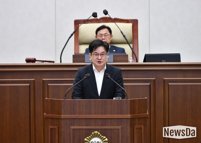 김병수 시장이 1일 김포시의회 제264회 임시회에서 2026년도 시정 및 운용 방향에 대한 시정연설을 하고 있다.