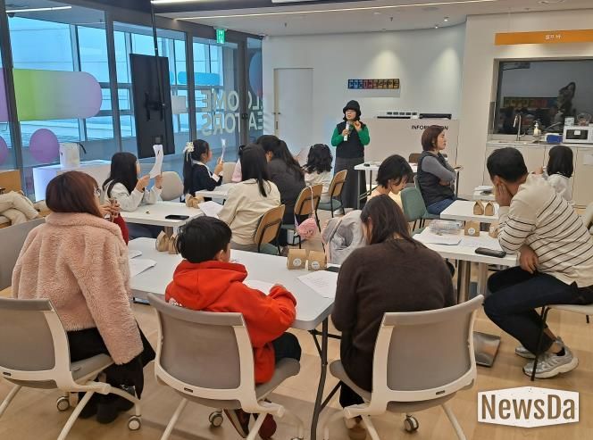 정령 작가가 참여자들에게 작품에 관해 설명하고 있다.