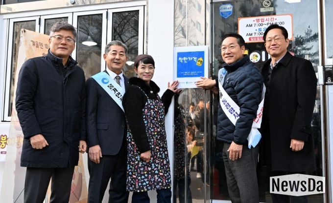 유정복 인천광역시장이 1일 연수구 현이네 김밥집에서 착한가격업소 현판 전달식을 하고 있다.