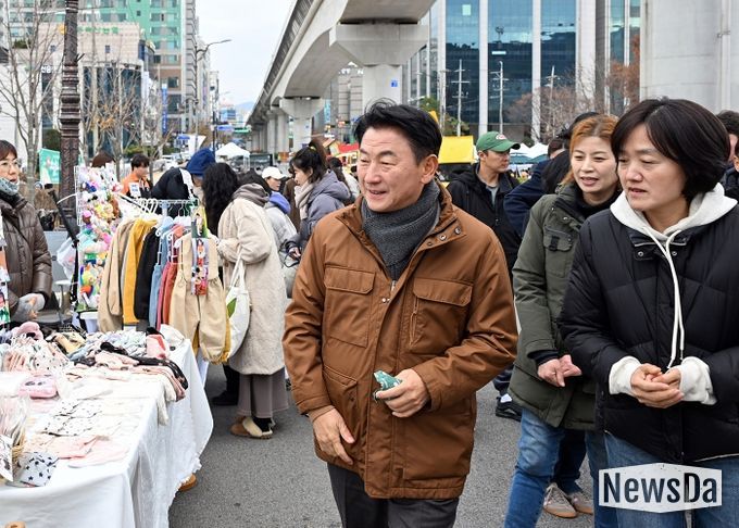 김동근 시장이 11월 29일 시청 앞 도로 일원에서 열린 ‘걷기 좋은 거리’ 행사 현장을 둘러보고 있다.