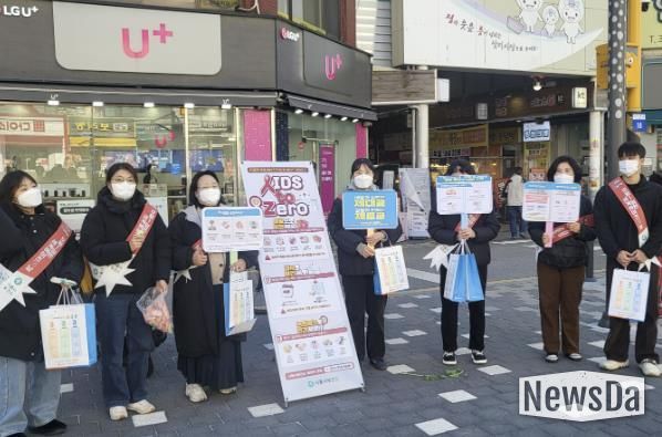 ‘세계 에이즈의 날’ 맞아 삼미시장서 예방 캠페인 열어.