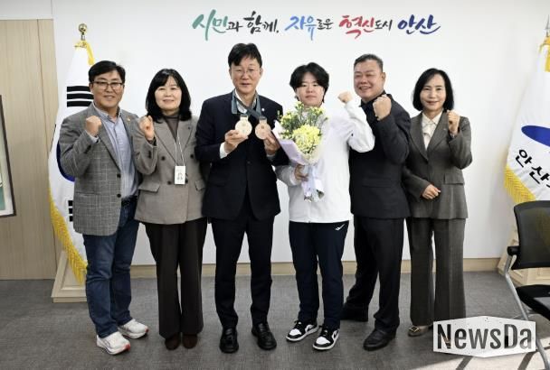 이민근 안산시장(사진 왼쪽에서 세번째)과 홍은미 선수(왼쪽에서 네번째)가 봉납식을 개최하고 기념촬영을 하고 있다.