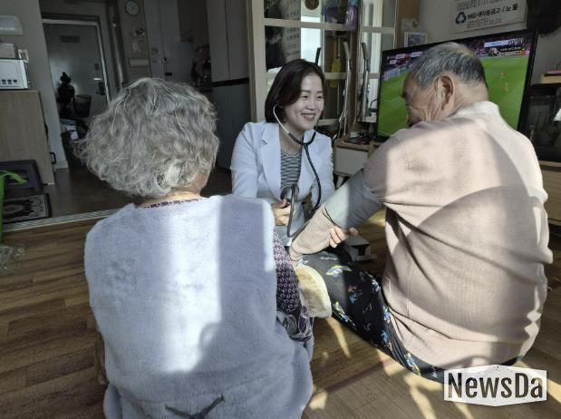 ‘2025년 한파대응 방문건강관리사업’으로 하남시보건소 전담인력이 취약계층 가구에 방문해 기초 건강상태를 확인하고 한파 시 행동요령, 만성질환 관리법 등을 안내하는 모습
