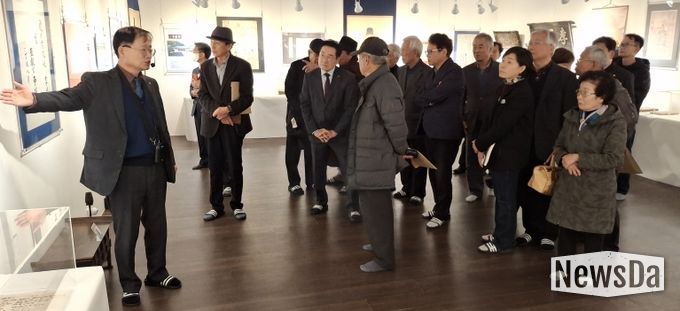 영천역사박물관 제2전시관에서 진행 중인 창녕조씨 영천문중 유물기획전 전시 모습