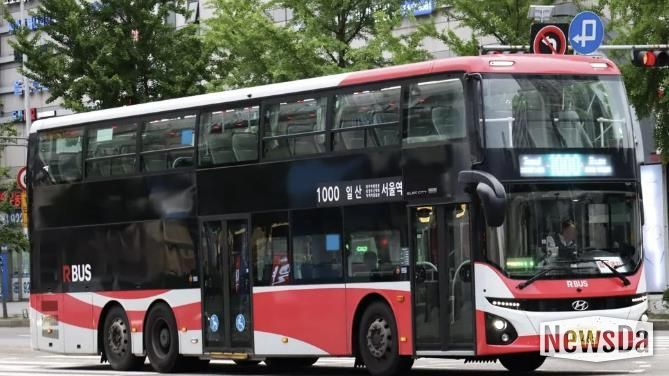 고양시에서 서울시로 운행하는 1000번 직행좌석버스 노선에 투입된 2층 버스