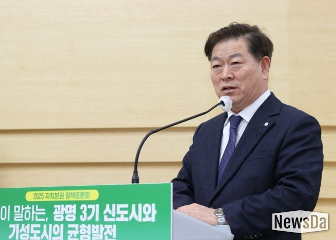 박승원 광명시장이 3일 오후 시청 대회의실에서 열린 '2025 광명시 자치분권 정책토론회'에 참석해 인사말을 하고 있다.