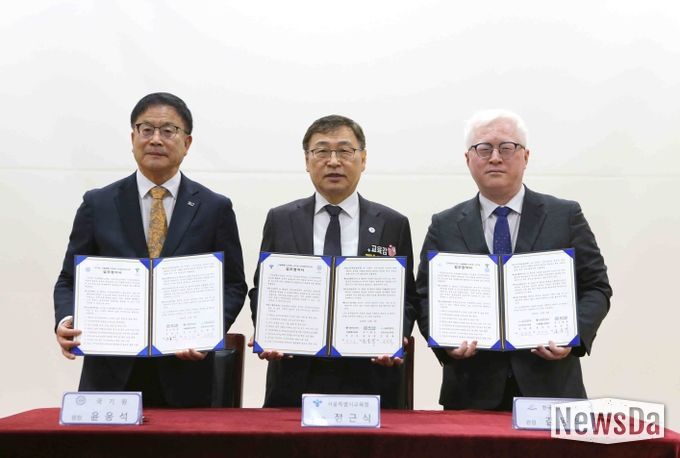 업무협약을 체결한 후 기념촬영 모습. 사진은 왼쪽부터 윤웅석 국기원장, 정근식 서울특별시교육감, 김동복 한국점자도서관장.