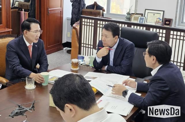 이완섭 서산시장이 지난 11월 13일 국회에서 성일종 의원을 만나 주요 현안 사업에 대한 국비 반영을 건의했다.
