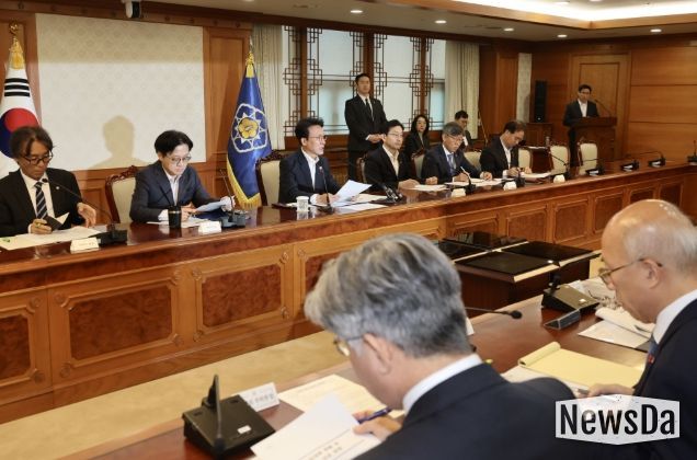 김민석 국무총리가 3일 세종대로 정부서울청사에서 열린 노동안전 현안 점검회의를 주재하고 있다.