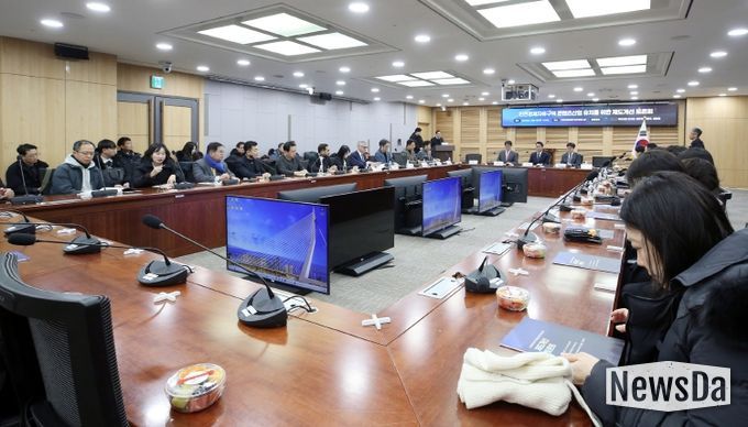 인천경제청은 4일 오전 10시 국회의원회관 제2세미나실에서 김교흥(서구갑, 문체위원장), 배준영(중구강화옹진), 이용우(서구을), 정일영(연수을) 국회의원과 공동으로 ‘인천경제자유구역 콘텐츠산업 유치를 위한 제도개선 토론회’를 개최했다.